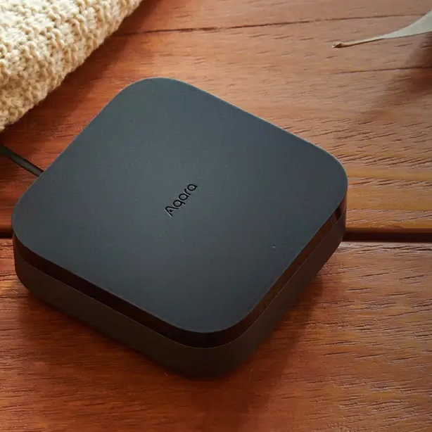 Hub M3 on a wooden surface with a magazine
