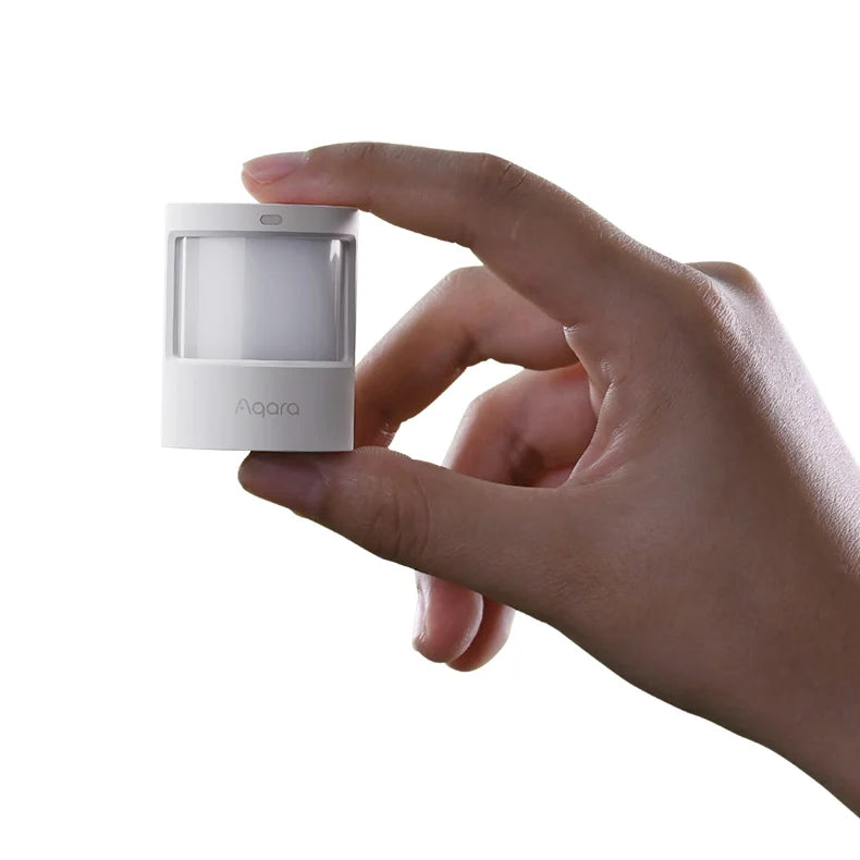 Hand holding a white Motion Sensor P1